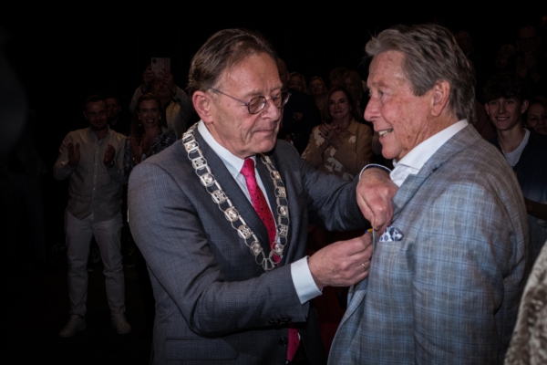 Hans ontvangt ridderorde van burgemeester K. Janssen van Zeist - fotograaf: Bert Speelman