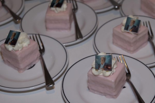 Gebakjes met foto Hans Kazàn - fotograaf: Bert Speelman