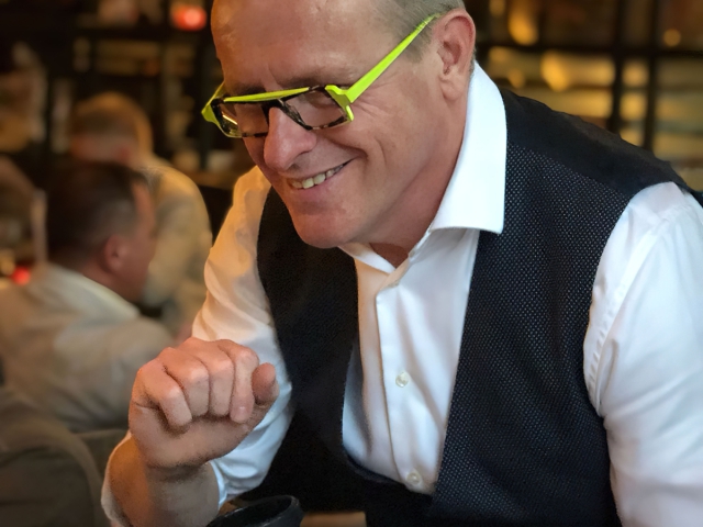 leo-smetsers-lachend-voorovergebogen